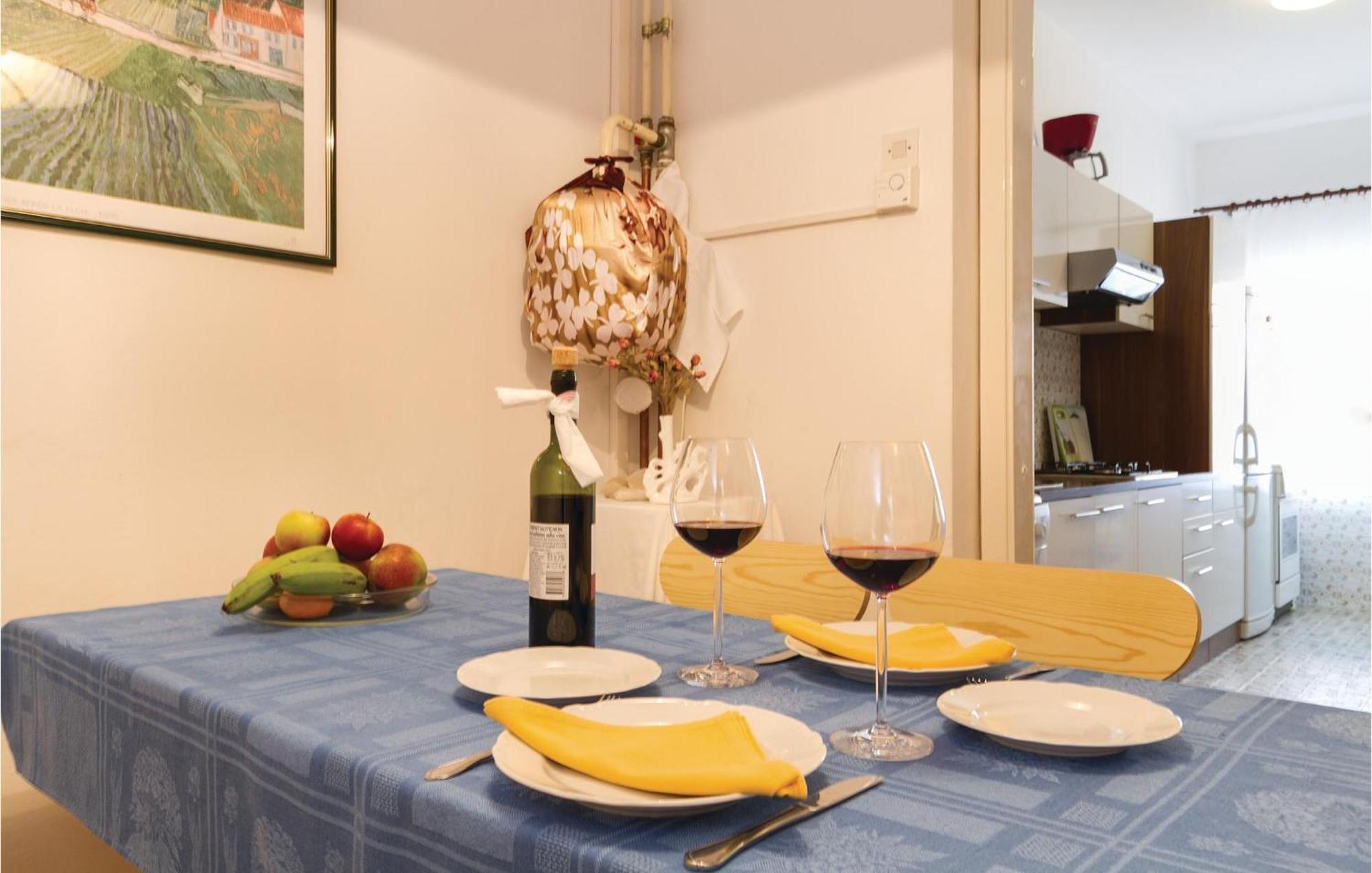 Stunning Apartment In Rovinj With Kitchen Exterior foto